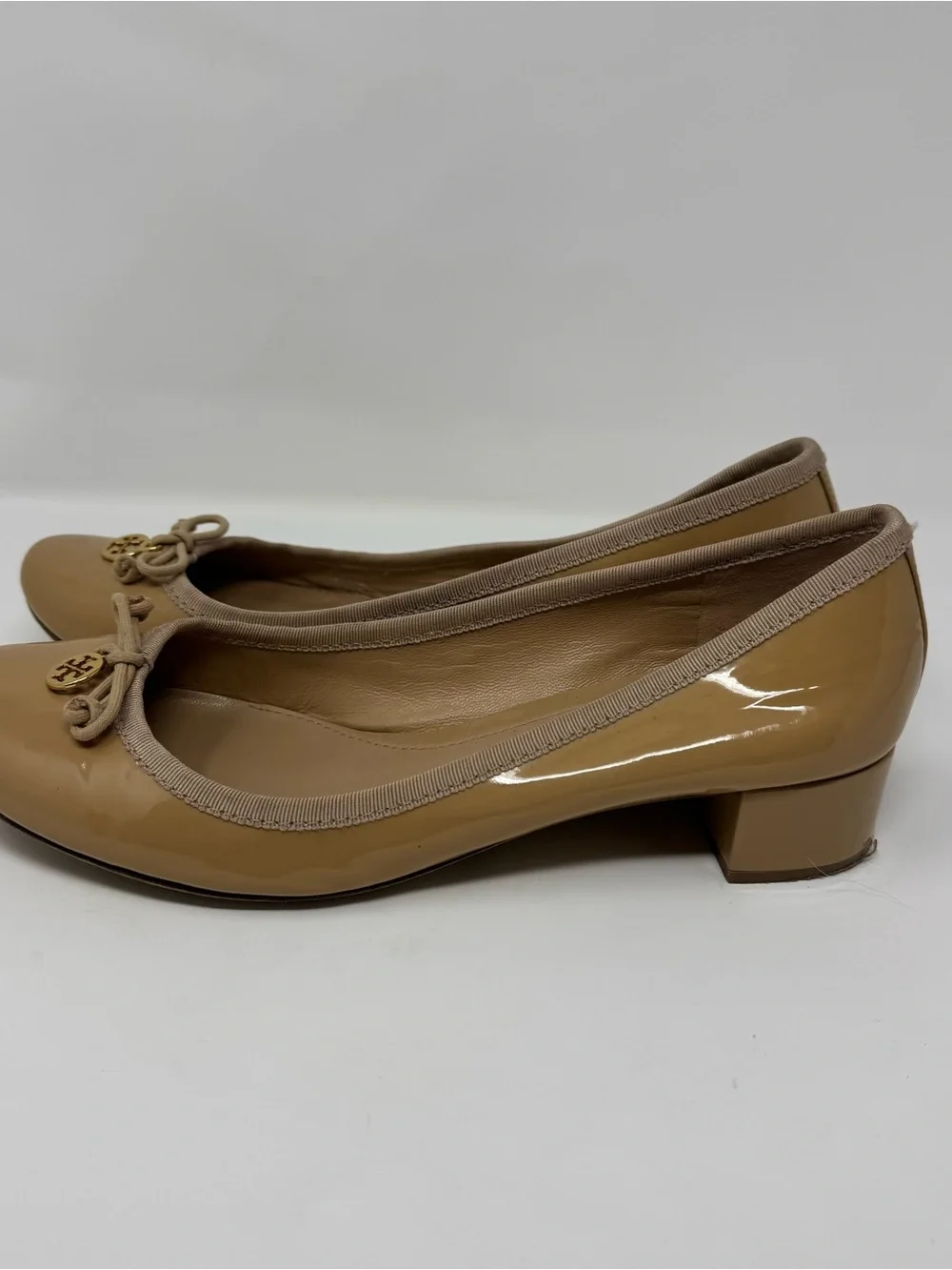 Tory Burch Beige Patent Leather Heels with Logo Charm